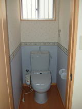 奈良県高市郡木造新築トイレ実例、2色色分けクロス、ブルー便器 奈良県高市郡木造新築トイレ実例、2色色分けクロス、ブルー便器